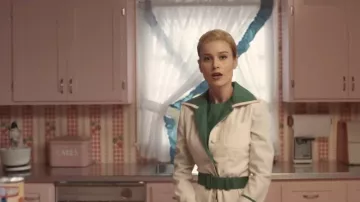 Robe blanche et verte portée par Elizabeth Zott (Brie Larson) comme on le voit dans Lessons In Chemistry (saison 1)