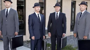 Chapeau Fedora porté par The Observer September (Michael Cerveris) dans la série télévisée Fringe (saison 5)