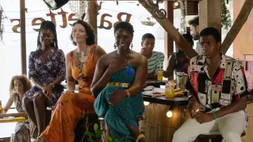 El vestido naranja estampado usado por Catherine Bordey (Élizabeth Bourgine) en la serie Muerte en el paraíso (S12E08)