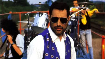 Gilet imprimé bleu porté par Freddie Mercury dans la vidéo Breakthru musci de Queen
