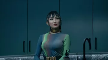 Haut en maille colorée porté par Greta (Poppy Liu) dans les tenues de la série télévisée Dead Ringers (saison 1 épisode 4)