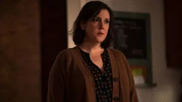 Joli haut à motifs porté par Shauna (Melanie Lynskey) dans la série télévisée Yellowjackets (saison 2, épisode 6)