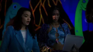 Blue blazer jacket worn by Darcy (Paris Berelc) as seen in Pretty Stoned movie