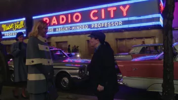 Manteau rayé bleu et blanc porté par Hedy (Nina Arianda) vu dans The Marvelous Mrs. Maisel (S05E04)