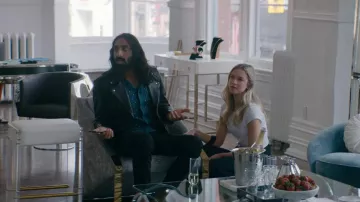 Veste en cuir portée par Eric (Amar Chadha-Patel) dans la série télévisée Slip (saison 1, épisode 2)