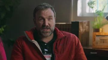 Patagonia Zip Jacket porté par Ross Kubiak (Ross Kimball) vu dans la série télévisée Jury Duty (S01E07)