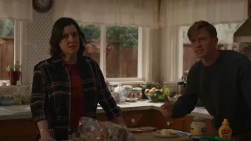 Chemise à carreaux portée par Shauna (Melanie Lynskey) vue dans l’émission télévisée Yellowjackets (S02E05)