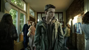Veste militaire portée par Mark (Jeremias Meyer) vue dans Der Greif (S01)