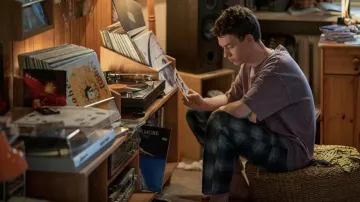 Pantalon à carreaux porté par Mark (Jeremias Meyer) comme on le voit dans Der Greif (saison 1)