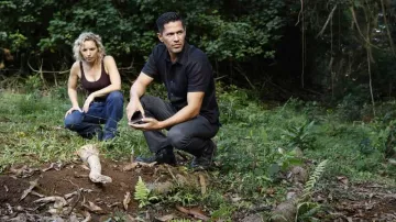 Boots worn by Thomas Magnum (Jay Hernandez) as seen in Magnum P.I. TV series (S05E10)