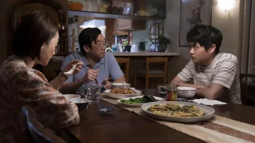T-shirt rayé porté par Jin Wang (Ben Wang) vu dans la série télévisée chinoise née aux États-Unis (saison 1)