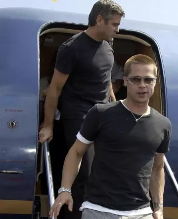 Le T-shirt noir porté par Brad Pitt à son arrivée à Monaco pour la promotion du film Ocean’s Twelve le 21 mai 2004