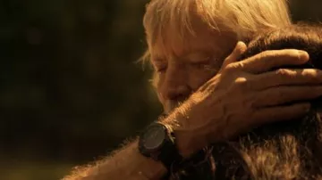 Montre ronde portée par Dale (Scott Glenn) vue au Groenland