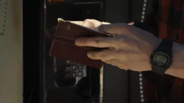 Casio Dogital Montre portée par Timothy McVeigh (Alex Breaux) comme on le voit dans la série télévisée Waco: The Aftermath (saison 1 épisode 2)