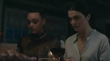 Chemise en soie portée par Beverly Mantle (Rachel Weisz) vue dans la série télévisée Dead Ringers (S01E04)