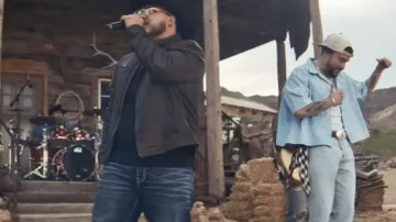 Camisa azul usada por Bad Bunny en un x100to Video Oficial de Grupo Frontera x Bad Bunny 
