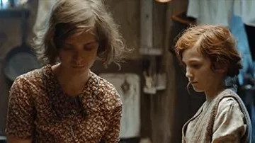Chemisier fleuri porté par Charlotte Ritter (Liv Lisa Fries) dans la garde-robe de la série télévisée Babylon Berlin (saison 1 épisode 2)