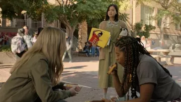 La robe verte à boutons et à noeud, la chemise à fleur et le gilet beige portés par Claudia (Lauren Tsai) dans le film Moxie