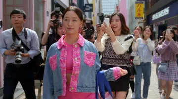 Tweed rose et veste en jean portés par Yuri (Gia Kim) comme on le voit dans la série télévisée XO, Kitty (saison 1)