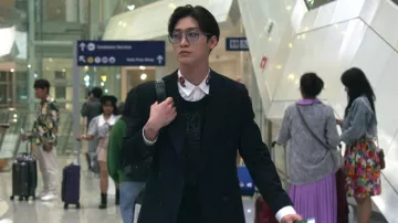 Chemise blanche à col brodé portée par Min Ho (Sang Heon Lee) comme on le voit dans XO, Kitty TV show (Saison 1)