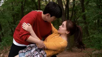 Sweat-shirt rouge porté par Dae (Choi Min-Yong) dans XO, Kitty (saison 1)
