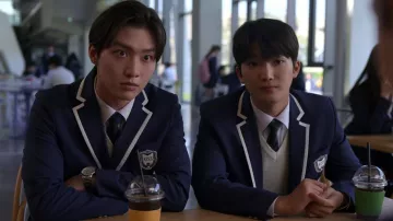 Montre en acier portée par Min Ho (Sang Heon Lee) vue dans XO, Kitty (Saison 1)