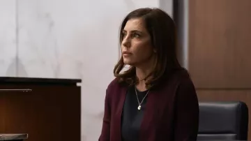 Pendentif collier porté par Rita Khalil (Anne Bedian) comme on le voit dans Accused (saison 1, épisode 13)