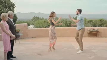 Pantalon imprimé floral porté par Elaine (Shailene Woodley) vu dans Robots