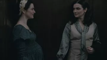 La robe longue portée par Beverly Mantle (Rachel Weisz) dans la série Faux-Semblants (Saison 1 Episode 6)