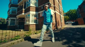 Le jeans bleu porté par Central Cee dans son clip Doja