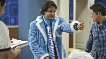 Veste en fourrure bleue portée par Ludovico P. Luche (Eugenio Derbez) dans La familia P. Luche (saison 3 épisode 5)