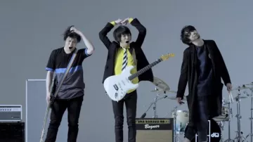 Manteau porté par Suzuki Takao dans UNISON SQUARE GARDEN « Sugar Song and Bitter Steps » MV