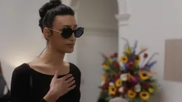 Lunettes de soleil Œil de chat noir et or portées par Mindy (Jojo Brown) comme on le voit dans Single Drunk Female (S02E09)