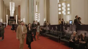 Traje usado en la última escena por Cole Turner (Chris Evans) en la película Ghosted