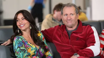 Top floral vert porté par Gloria Delgado-Pritchett (Sofía Vergara) dans la série télévisée Modern Family (S01E22)