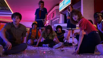 Pantalones usados por Nancy Wheeler (Natalia Dyer) en el vestuario del programa de televisión Stranger Things (Temporada 3, Episodio 8)