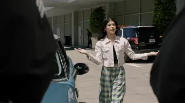 Pantalones a cuadros usados por Tamara Colins (Dylan Conrique) en el programa de televisión The Rookie (S04E22)