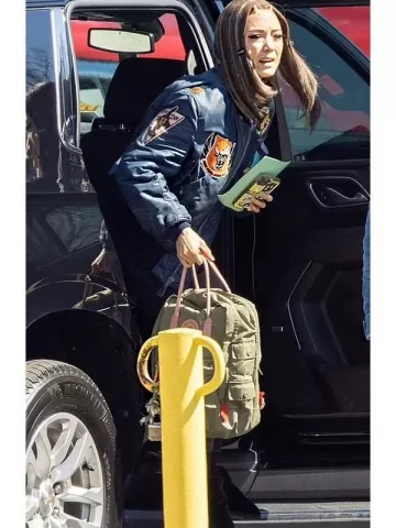 Tiger Bomber Jacket porté par Pom Klementieff sur le tournage des Gardiens de la Galaxie Volume 3