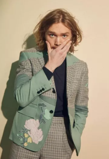 Blazer et pantalon fleuris vert menthe à carreaux et menthe portés par Charlie Plummer pour une séance photo