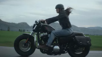Harley-Davidson Moto conduite par la mère (Jennifer Lopez) dans La Mère