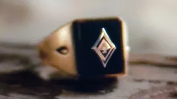 Ring worn by Lestat de Lioncourt (Sam Reid) in Interview with the Vampire TV series (Season 1 Episode 1)