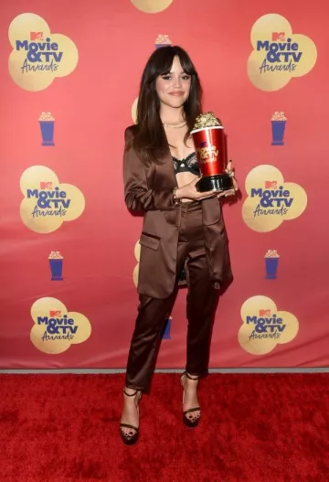 Costumes en satin marron portés par Jenna Ortega pour les MTV Awards 2023