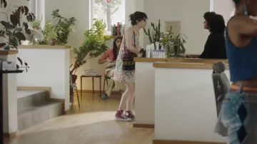 Vestido con estampado de serpiente usado por Lee (Britt Lower) en High Maintenance (Temporada 3 Episodio 4)