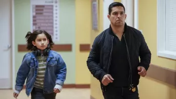 Chaqueta bomber con cremallera usada por Nick Torres (Wilmer Valderrama) como se ve en los trajes de la serie de televisión NCIS (S20E19)