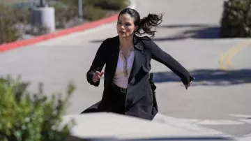 Top Henley usado por Jessica Knight (Katrina Law) como se ve en NCIS (Temporada 20 Episodio 19)