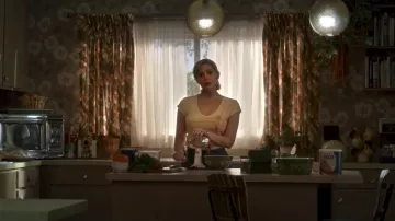 Chemise imprimée portée par Candy Montgomery (Elizabeth Olsen) vue dans la série télévisée Love & Death (S01E06)