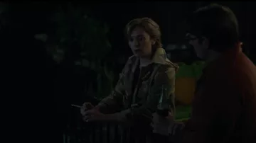 Manteau de trench porté par Candy Montgomery (Elizabeth Olsen) dans les tenues de la série télévisée Love & Death (saison 1, épisode 6)