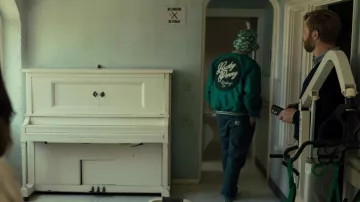 Pantalon Carhartt porté par Will (Seth Rogen) vu dans les tenues de série télévisée platonicienne (S01E02)