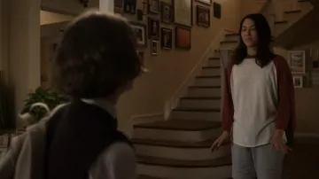 T-shirt raglan blanc oversize porté par Izzie Taylor (Fivel Stewart) dans une série télévisée atypique (S03E07)