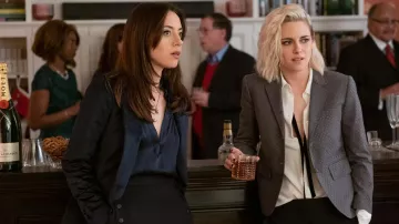 Blazer gris porté par Abby (Kristen Stewart) dans Happiest Season